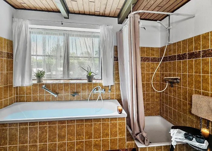6 Bedroom Gorgeous In Holiday home *